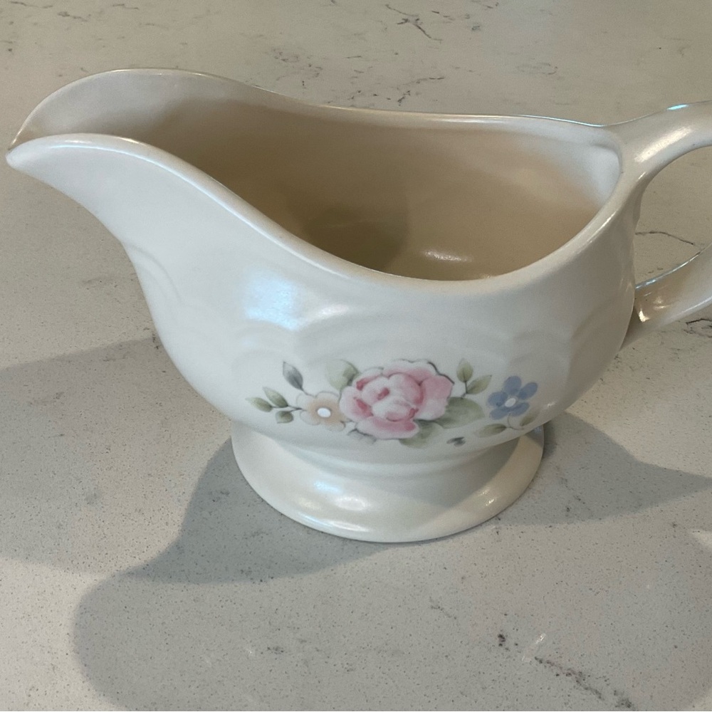 Pfaltzgraff Gravy/Creamer Tea Rose pattern Great Condition Beautiful piece